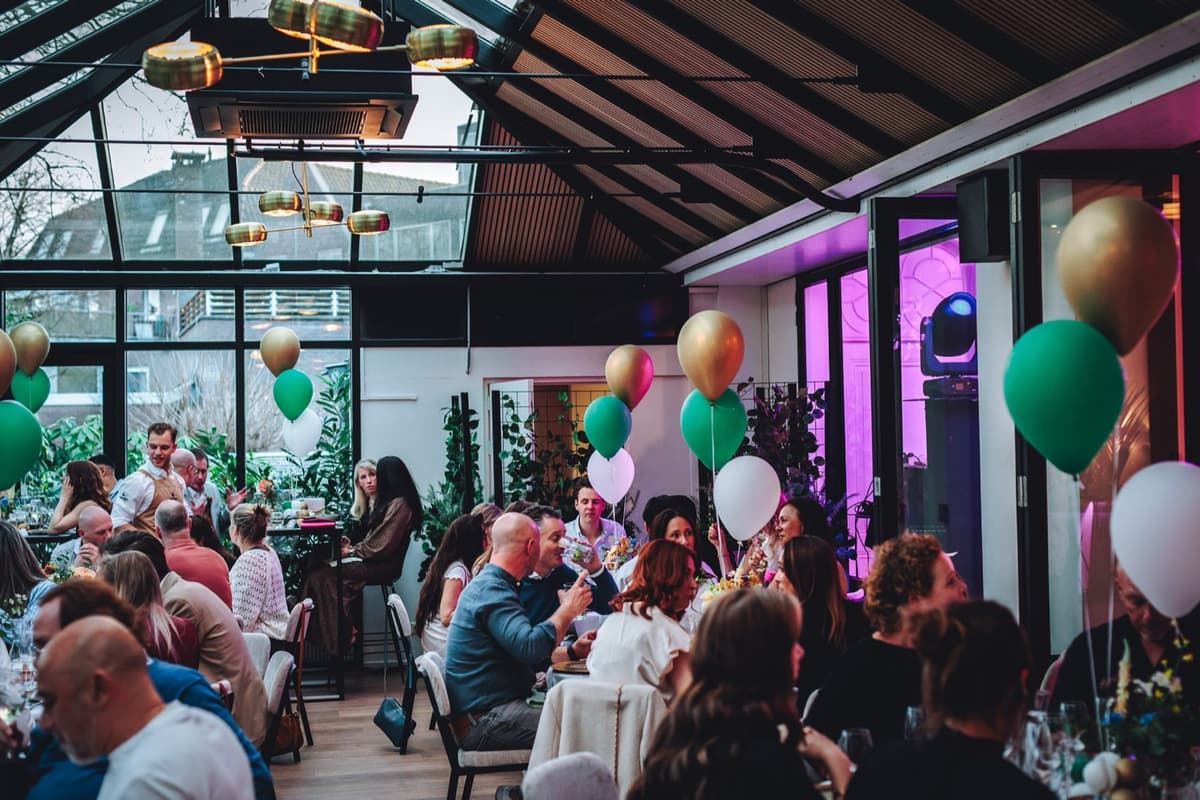 Zakelijk event in de feestzaal van Villa 1855 Tilburg met gasten in gesprek