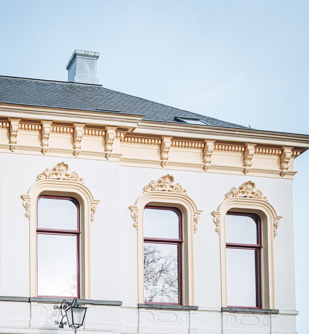 Ornamentale boogvensters in de gevel van Villa 1855