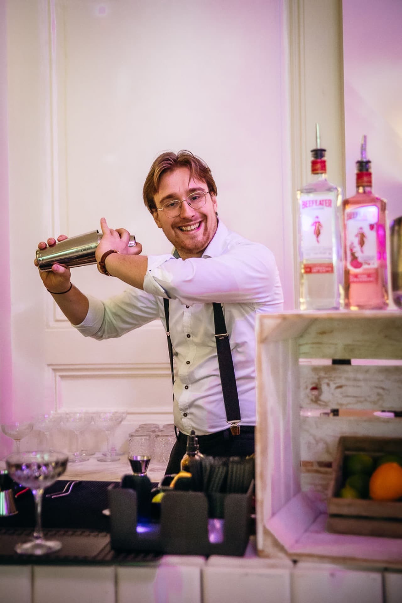 Barman maakt cocktail bij borrel in Villa 1855