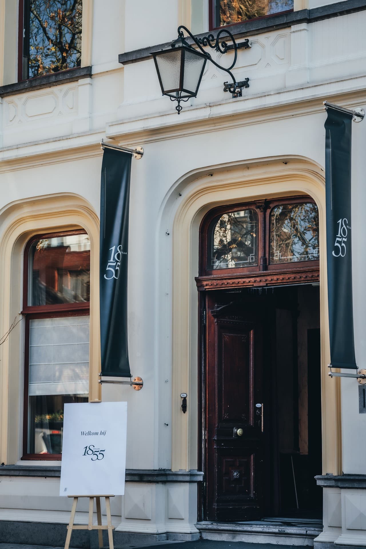 Entree van Villa 1855 met welkomstbord