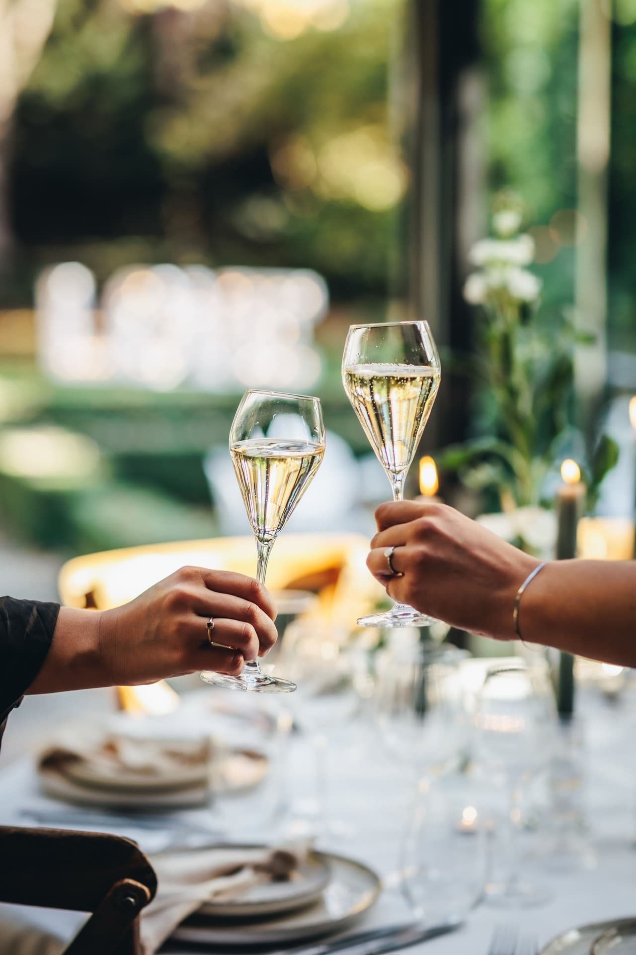 Champagne toost tussen gasten op een bruiloft bij Villa 1855